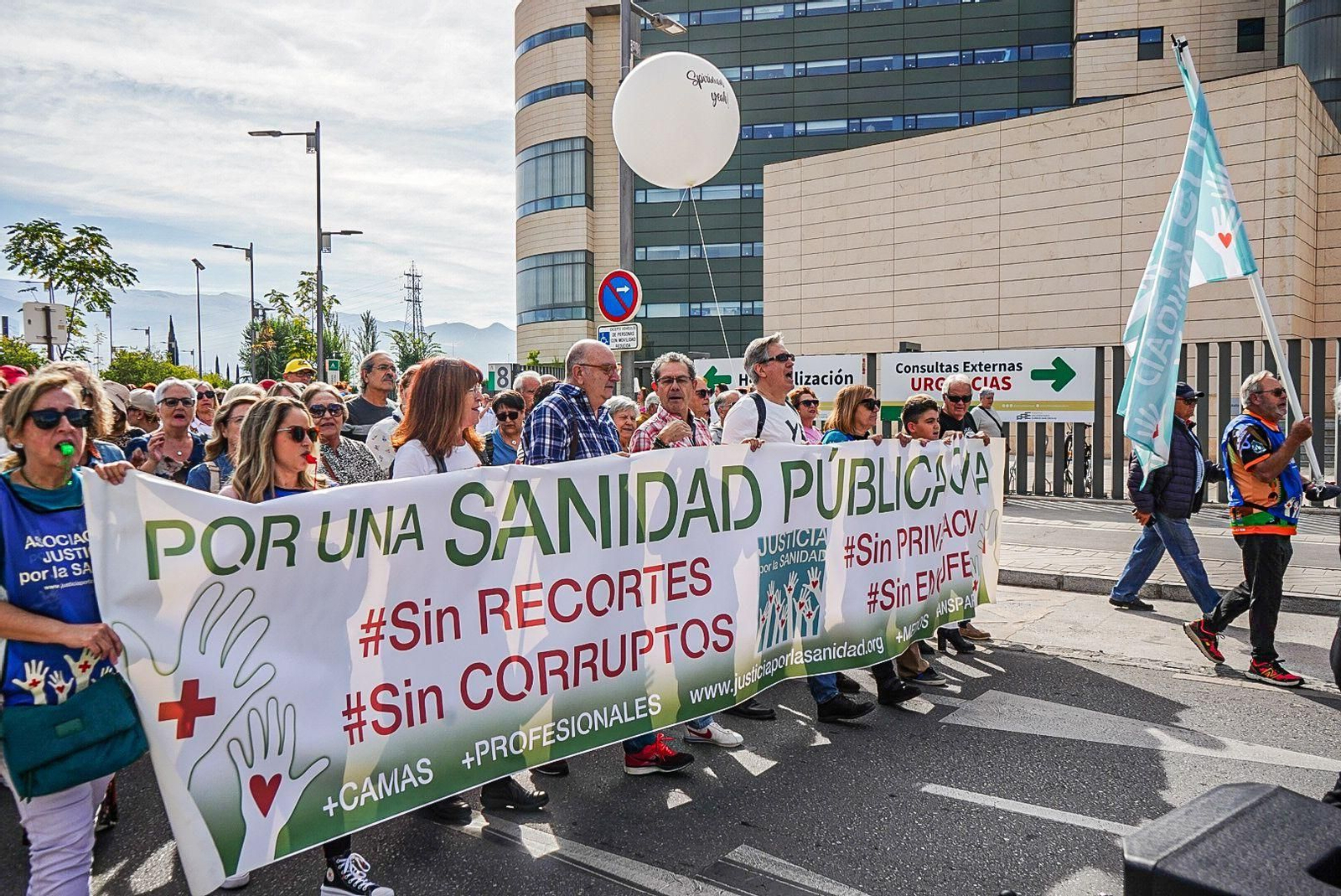 Todas las imágenes de la multitudinaria manifestación por la sanidad pública "digna y de calidad" en Granada