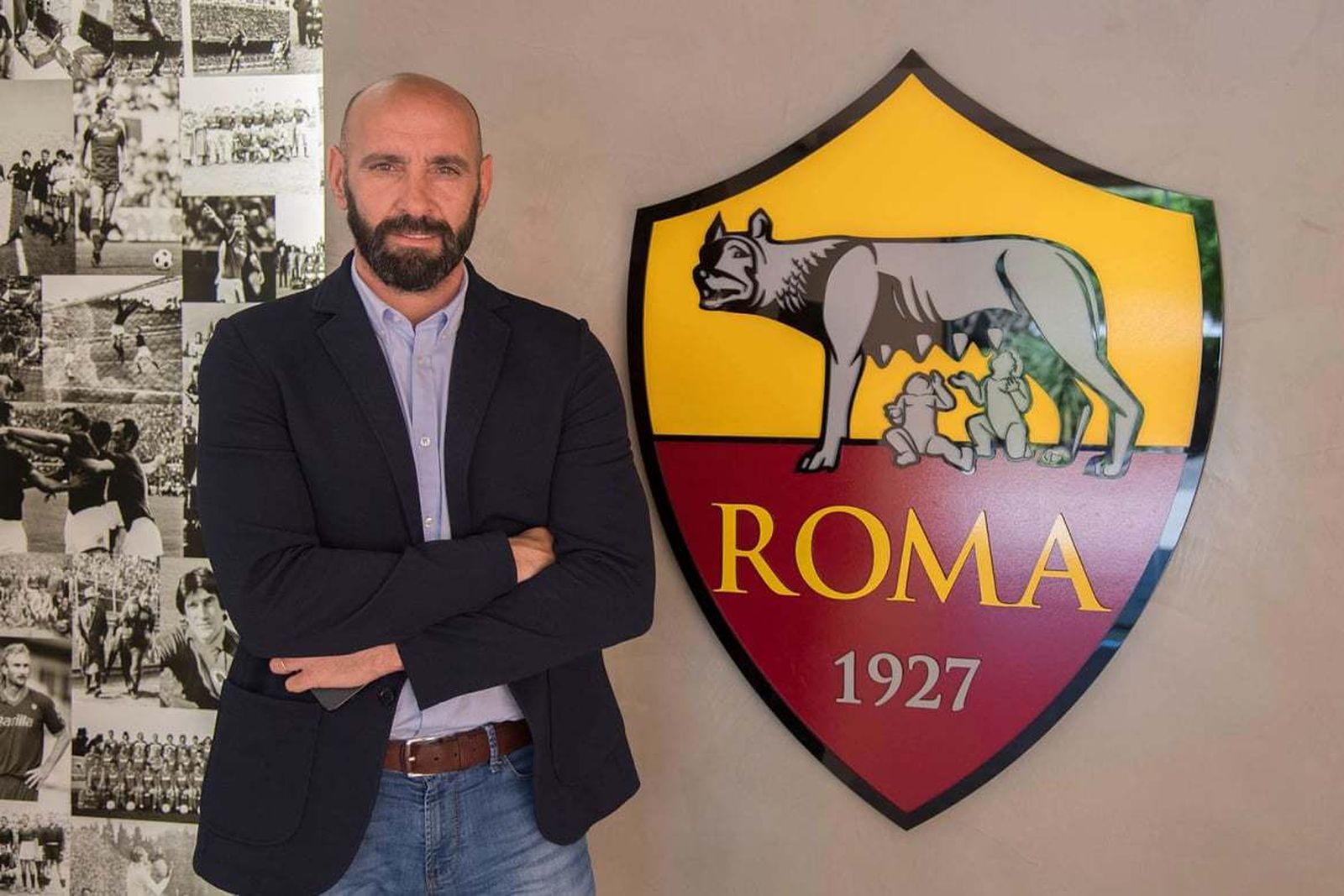 Monchi posa ante el escudo de la Roma tras firmar su contrato.