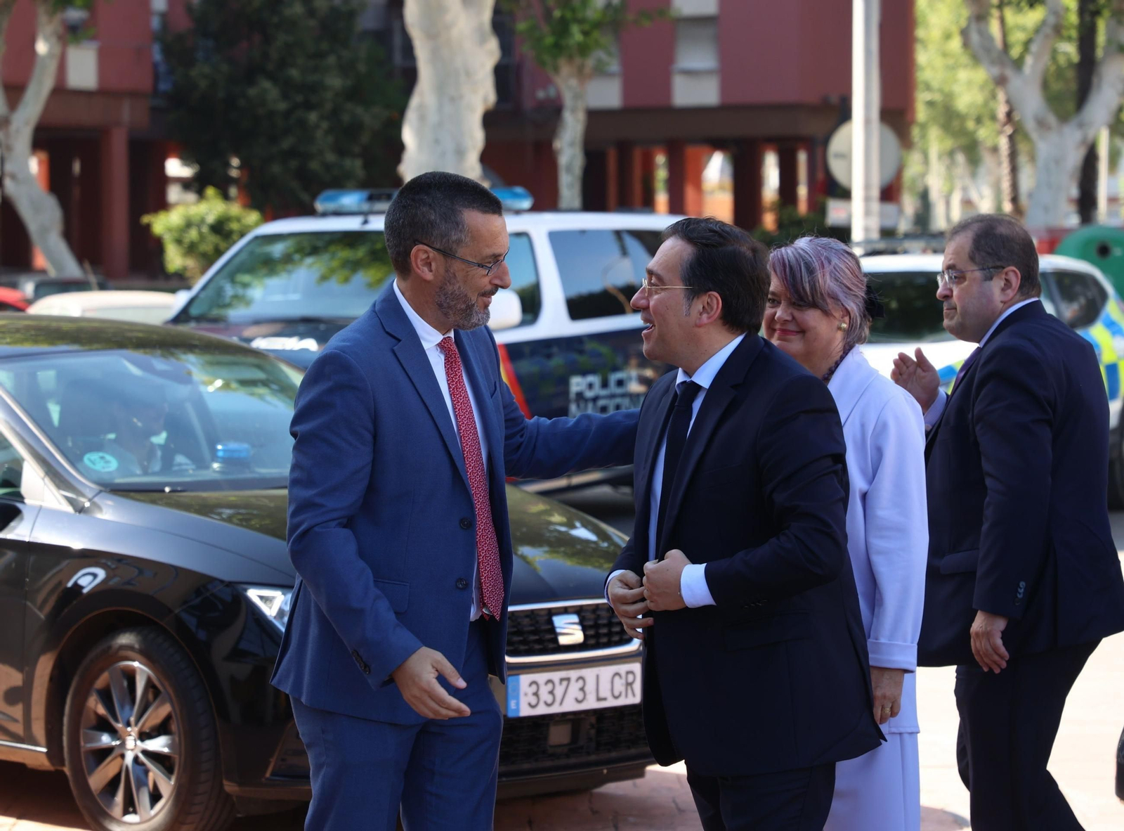 El alcalde de La Línea, Juan Franco, con Albares en la visita que efectuó el ministro en 2024.