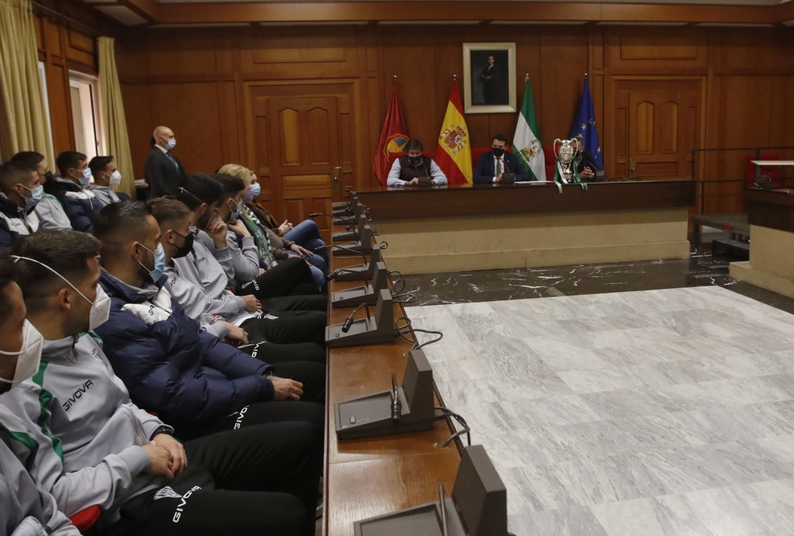 Las imágenes de la visita del Córdoba CF al Ayuntamiento tras ganar la Copa RFEF