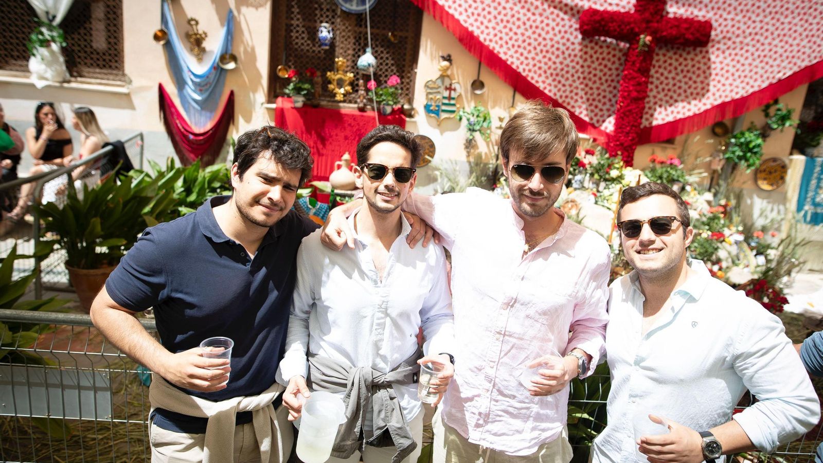 Antonio y sus compañeros de trabajo, disfrutando de la cruz de la calle Duquesa