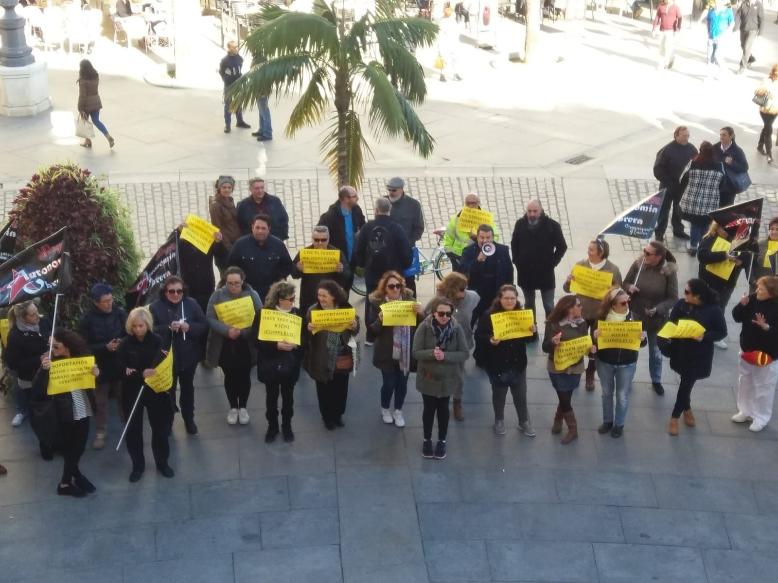 Camelo , tercera por la izquierda, durante la protesta con mensajes contra el alcalde ante el Ayuntamiento.