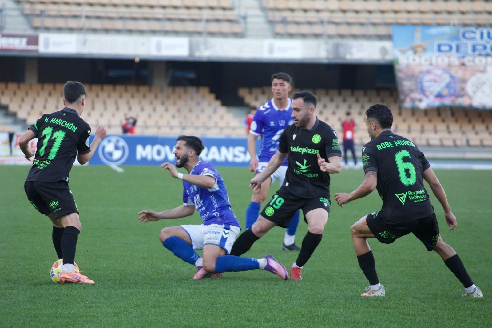 Frodo entra en falta a Ilias Charid en un lance del encuentro.