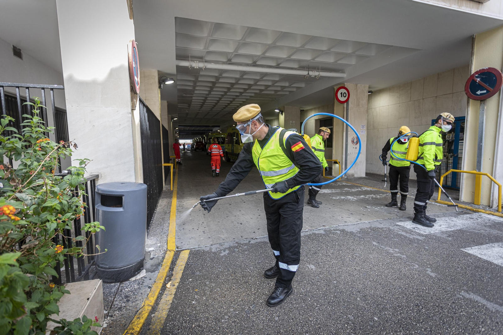 La UME desinfecta el hospital Puerta del Mar