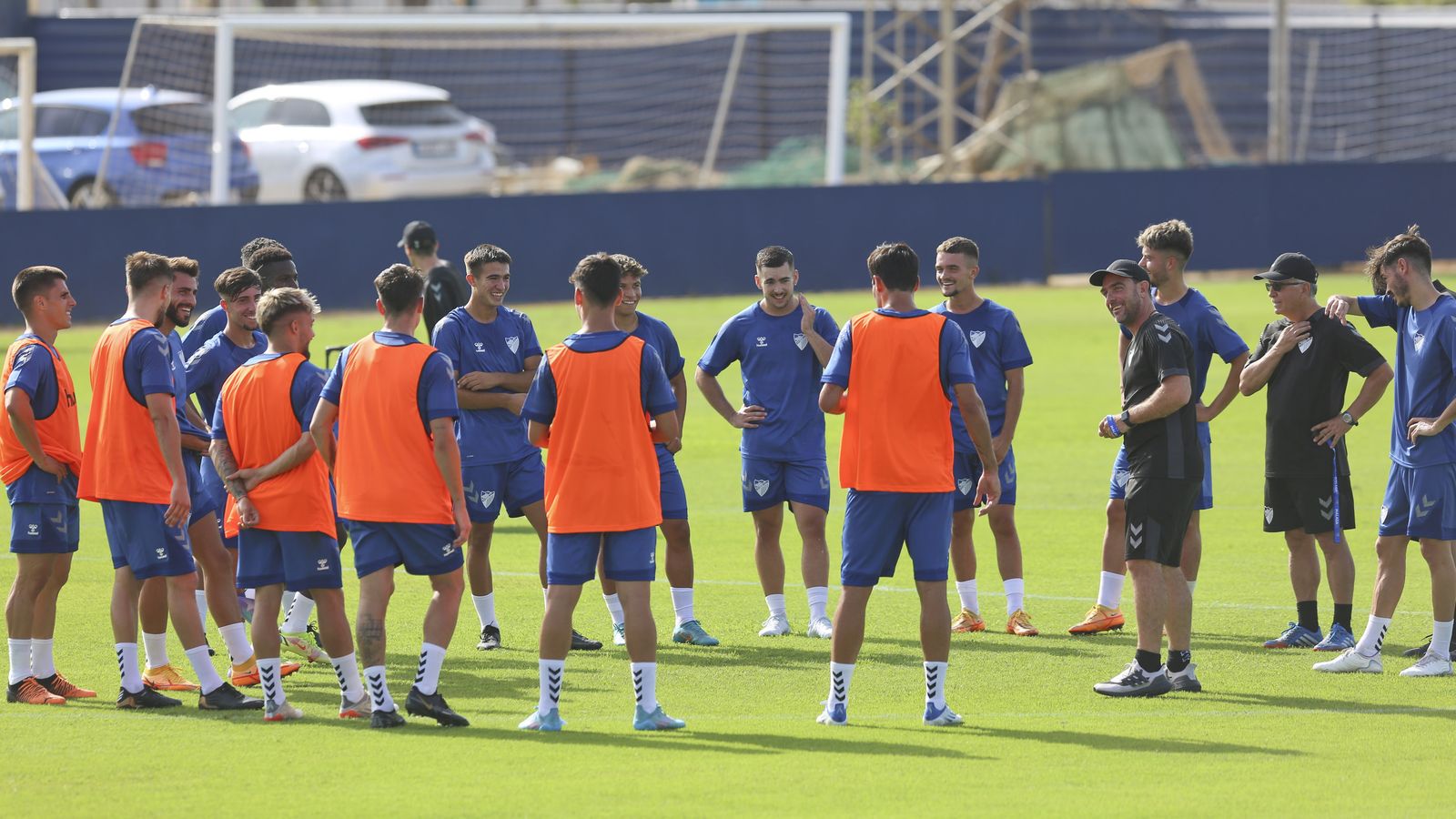 Pablo Guede conversa con sus jugadores en un entrenamiento de esta pretemporada.