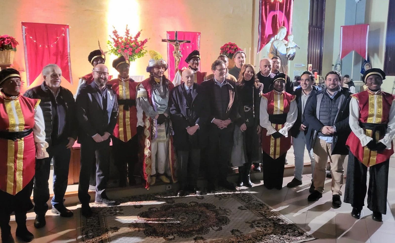 El embajador de los reyes magos de Sevilla, anoche en el Polígono Sur, acompañado de los ‘cónsules’ de los Reyes Magos, del presidente del Ateneo, el director de la comunidad salesiana de la parroquia de Jesús Obrero, Juan Francisco Rubio, y el párroco de la Iglesia, Andrés González Becerro.
