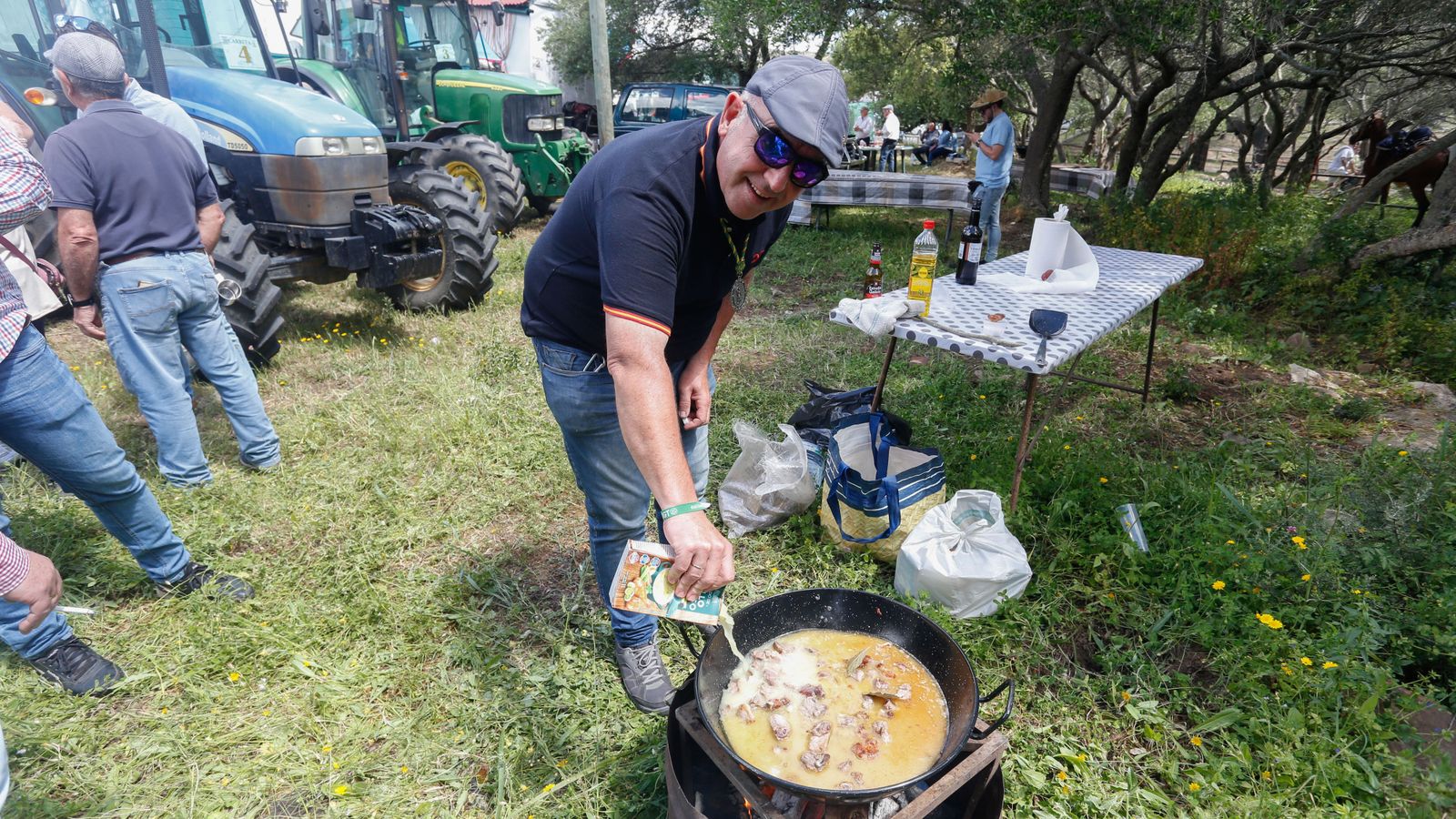 Búscate en las fotos del domingo en la romería de Los Barrios