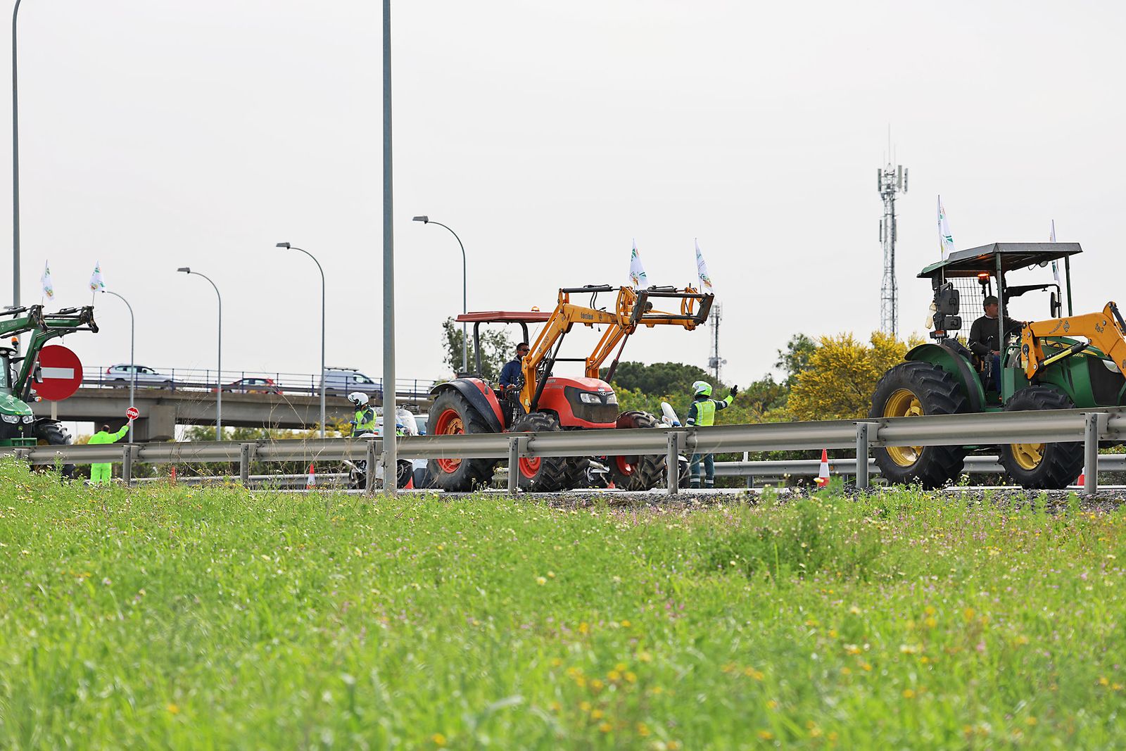 Imágenes de la multitudinaria tractorada de los agricultores en Huelva