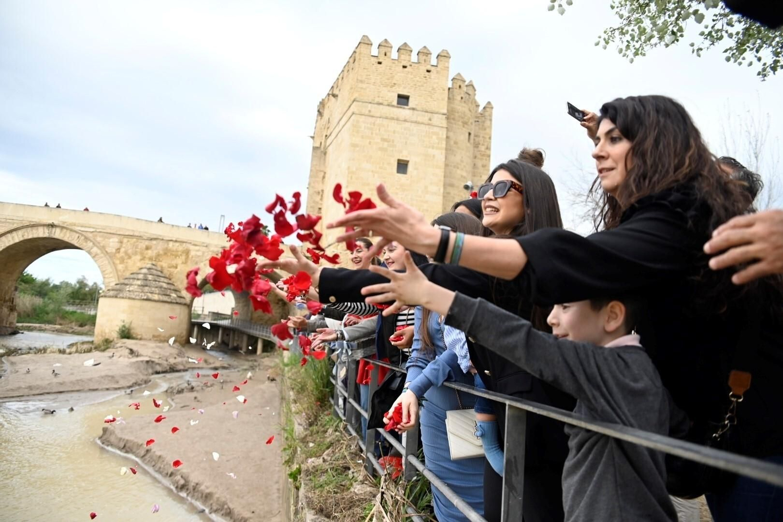 La Ceremonia del Río en Córdoba por el Día del Pueblo Gitano, en imágenes