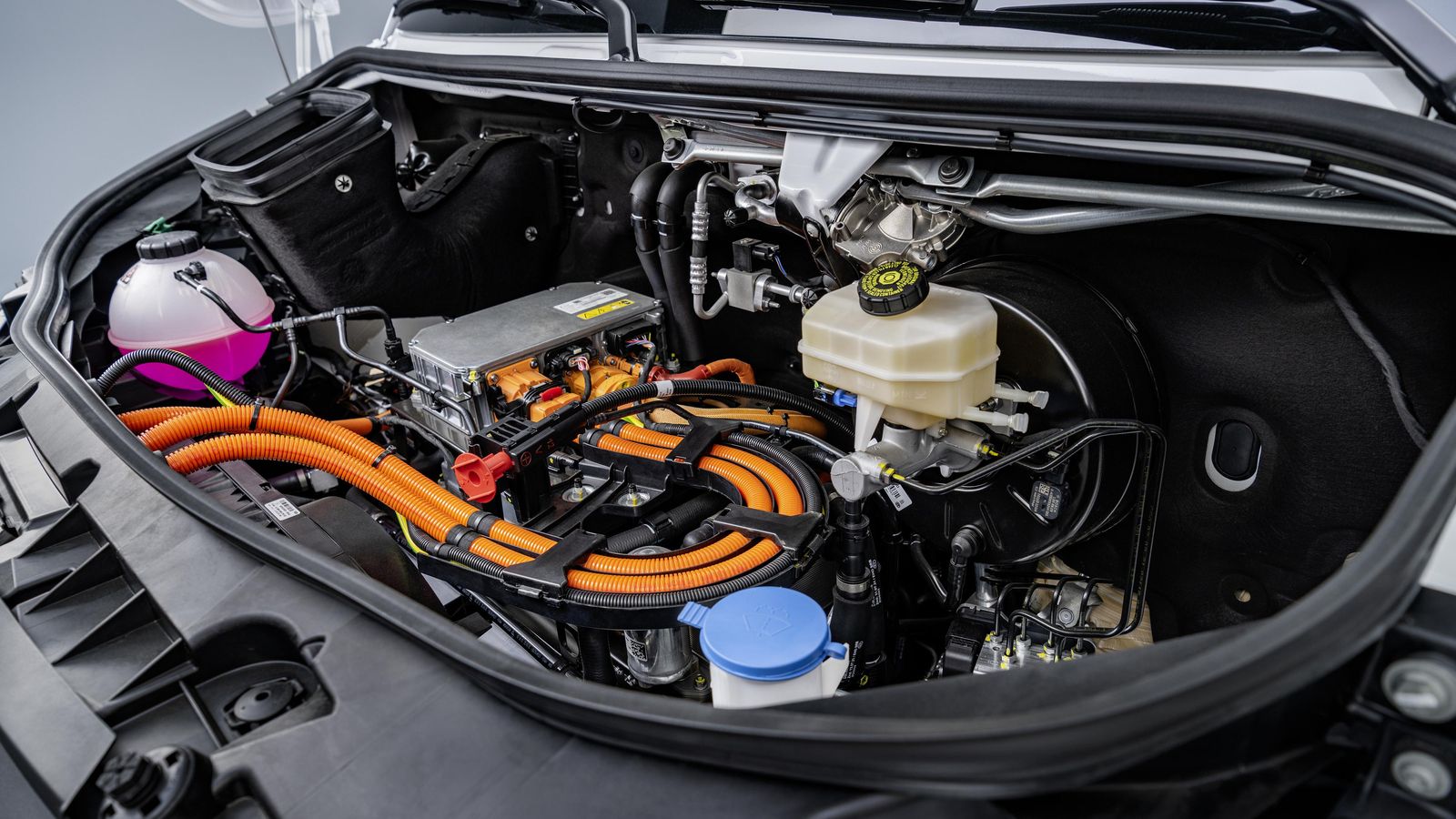 Prácticamente todos los elementos del módulo delantero son inéditos y de nuevo desarrollo en Mercedes. Prácticamente todos los elementos del módulo delantero son inéditos y de nuevo desarrollo en Mercedes.