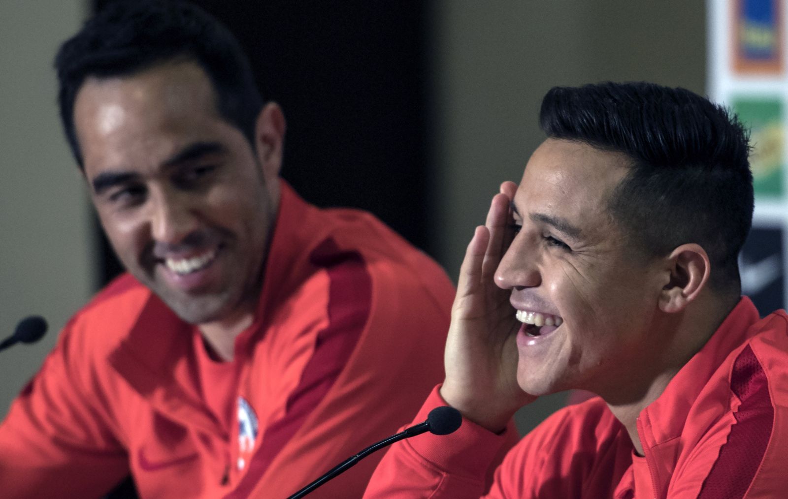 Claudio Bravo y Alexis Sánchez, en la rueda de prensa previa al encuento ante Alemania.