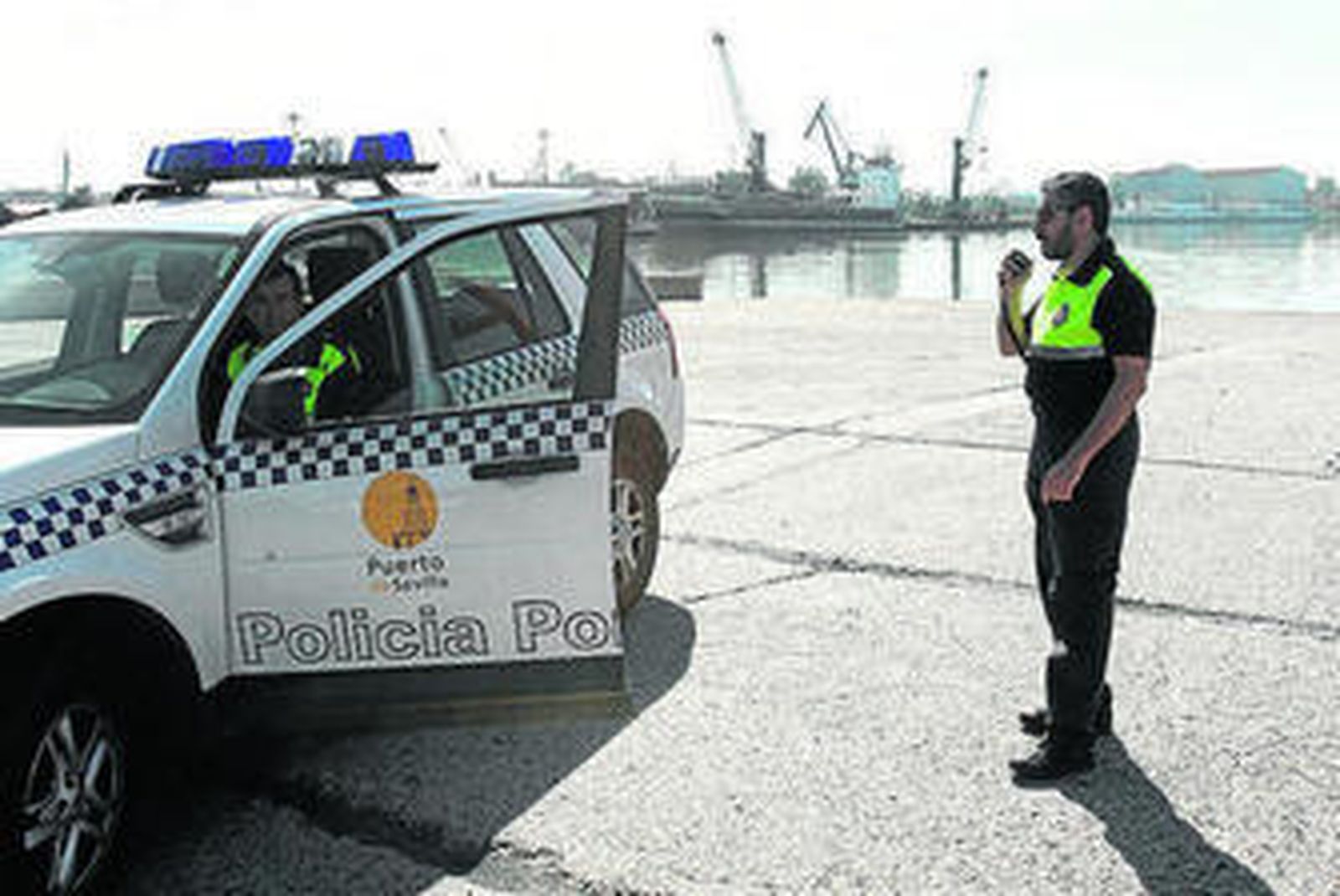 Un policía portuario de servicio.