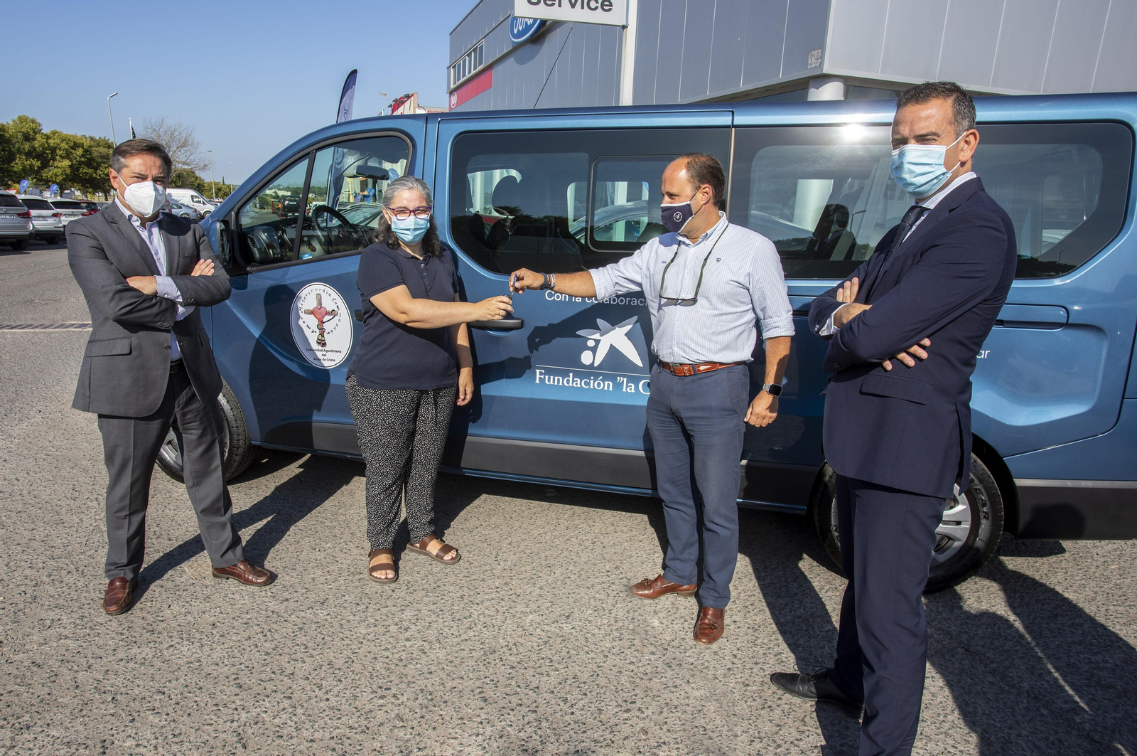 Acto de entrega de la furgoneta solidaria