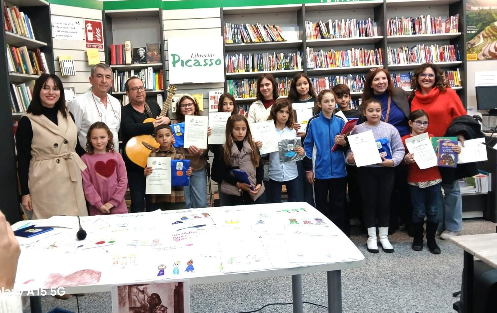 Alejandro Buendía con todos los premiados en el concurso y algunos maestros en la Librería Picasso.
