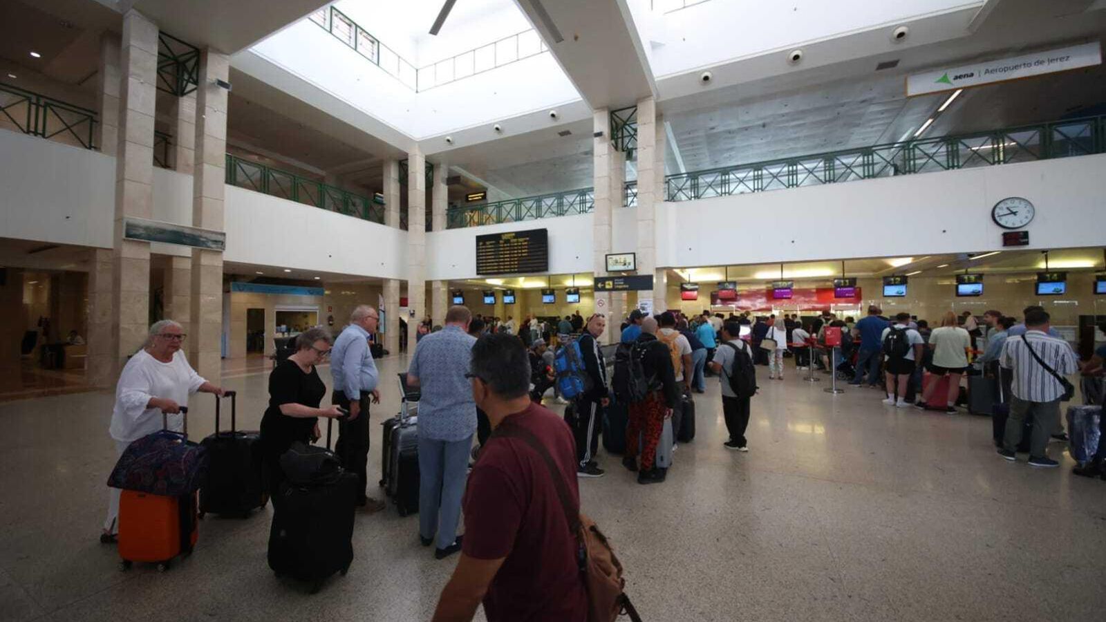 Cola de pasajeros afectados por la cancelación del vuelo Jerez-Madrid