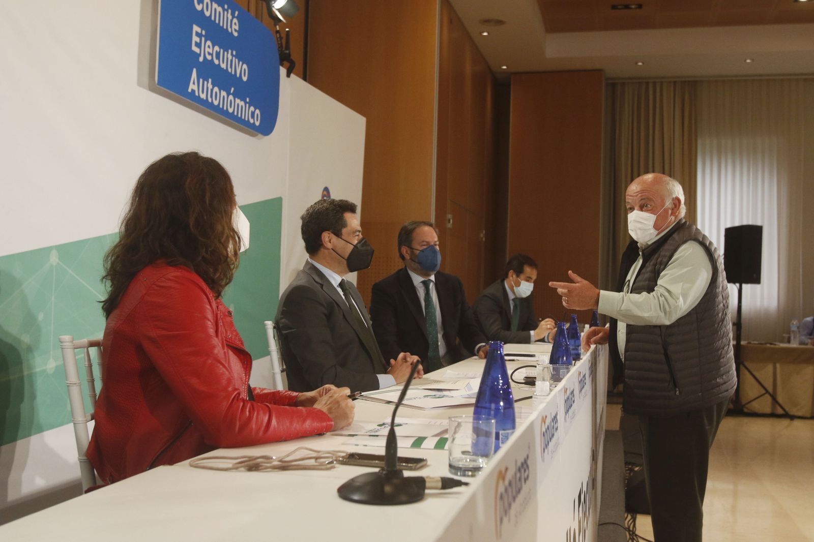 Jesús Aguirre dialoga con Juanma Moreno en presencia de Loles López, Adolfo Molina y José Antonio Nieto.