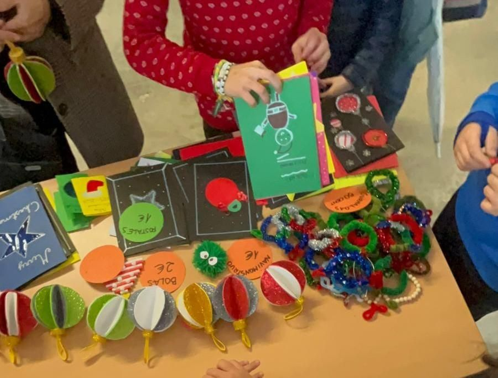 Una de las mesas con las manualidades realizadas por los alumnos del Antonio Machado.