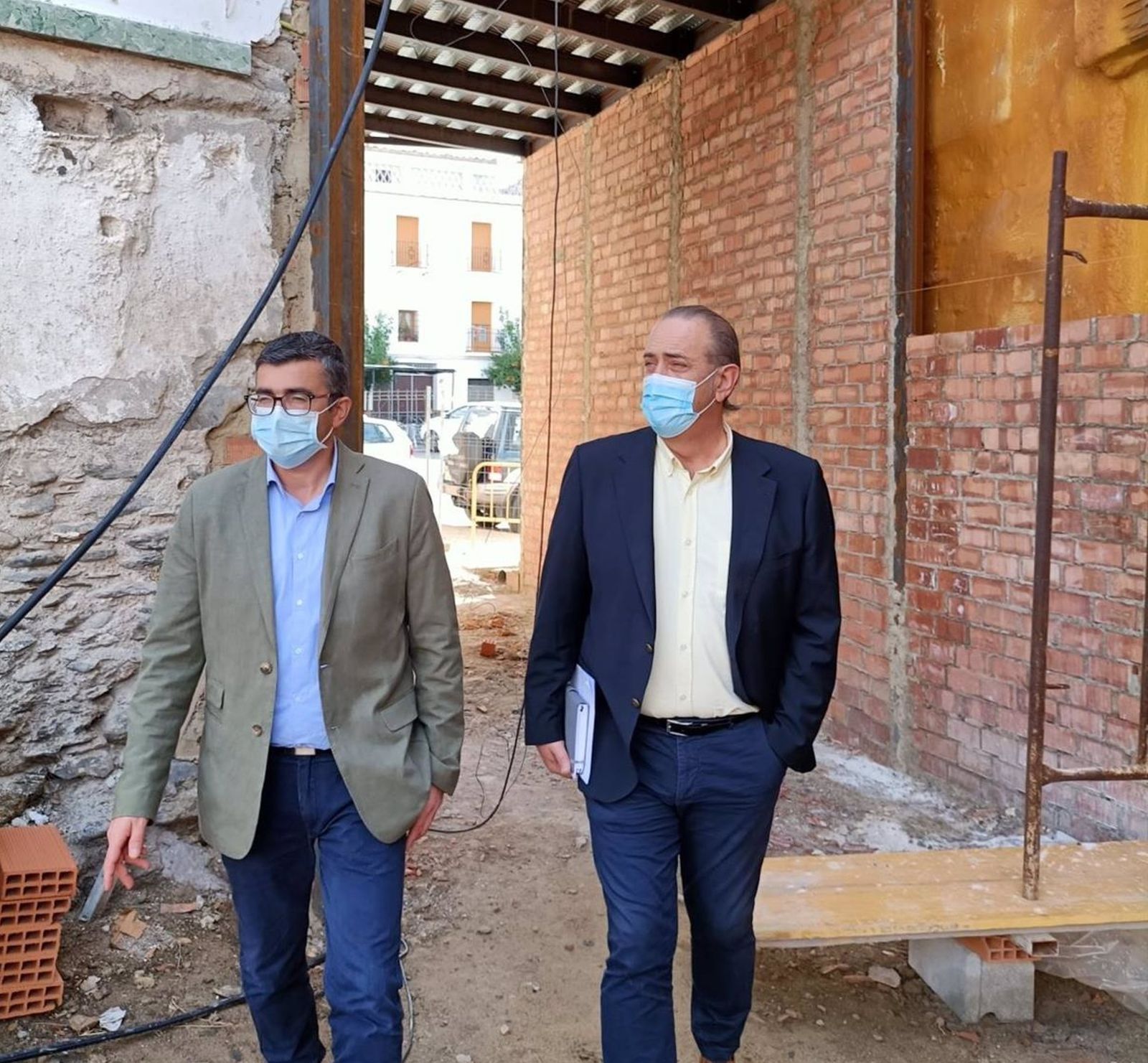 El delegado territorial de Regeneración, Justicia y Administración Local de la Junta en Granada, Enrique Barchino, en la zona donde el Ayuntamiento de Cádiar va a construir una residencia de mayores