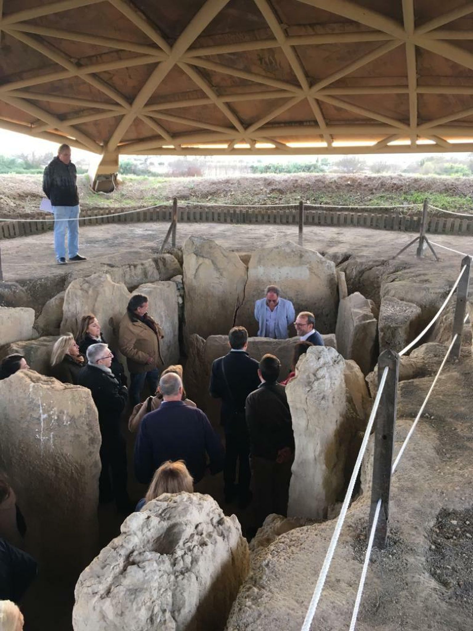 Participantes del congreso visitando el dolmen de Alberite.
