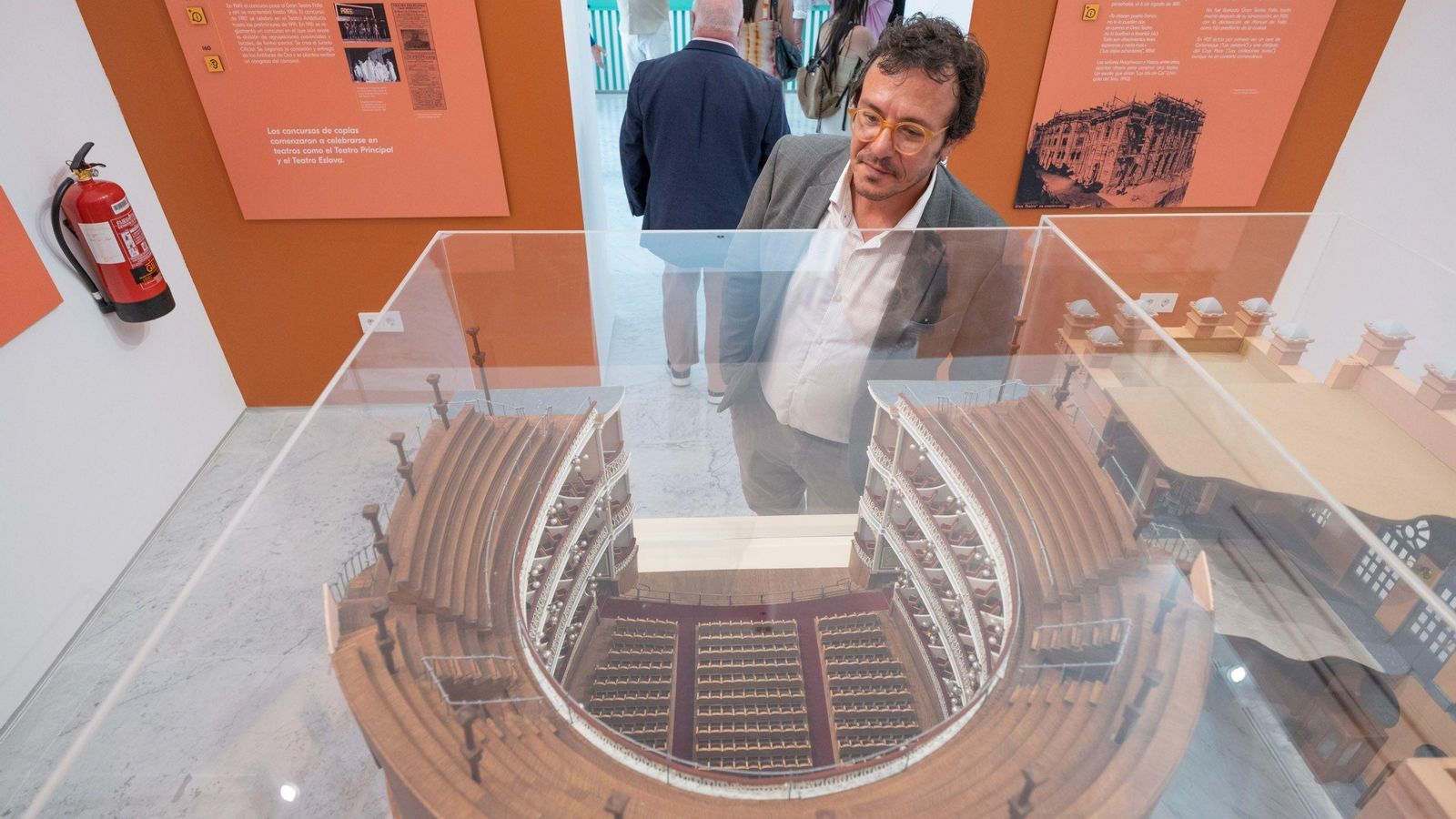 Kichi observa la maqueta del Gran Teatro Falla.