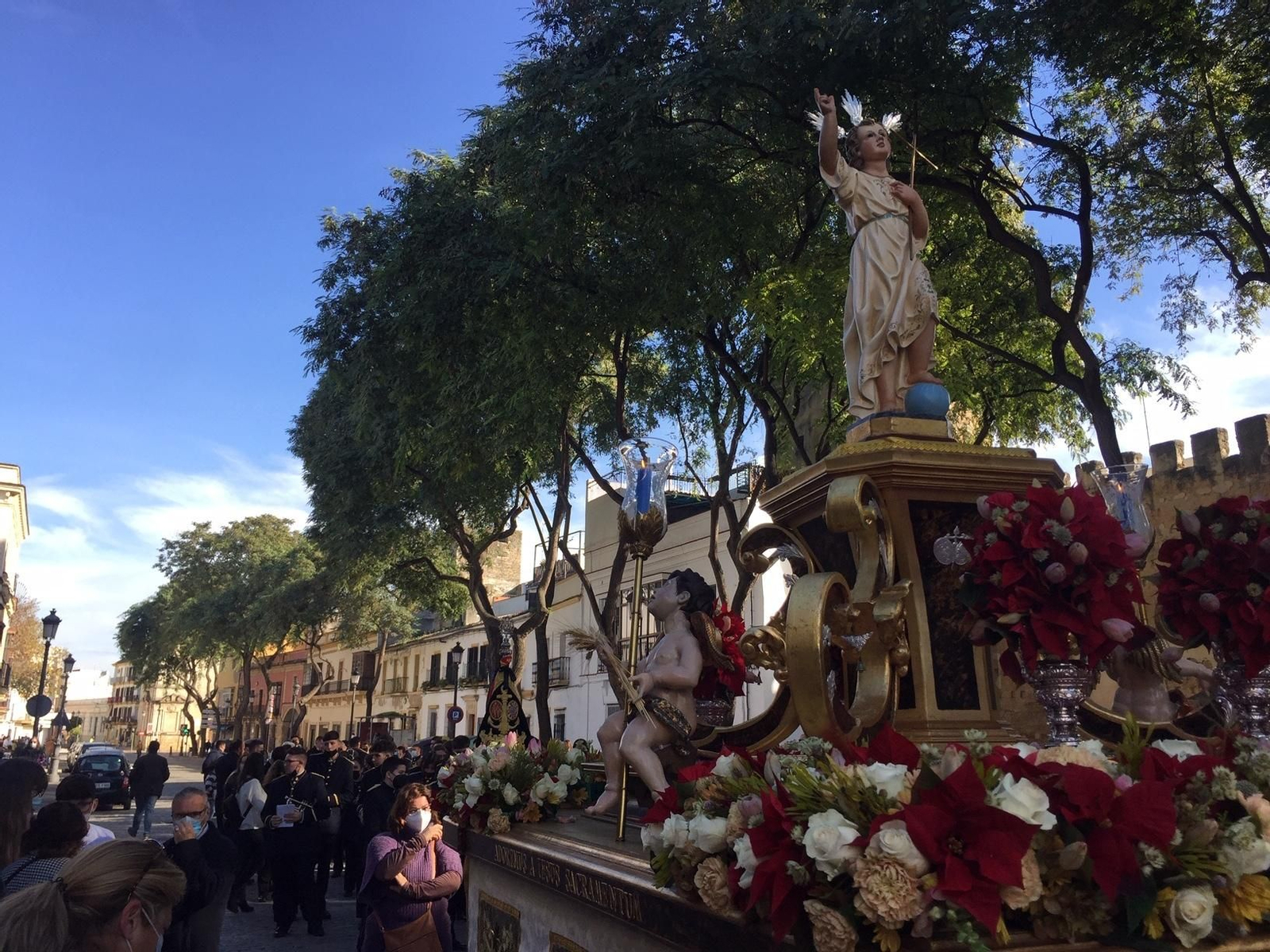 La imagen del Niño Jesús por la calle Ancha de vuelta a Santiago.
