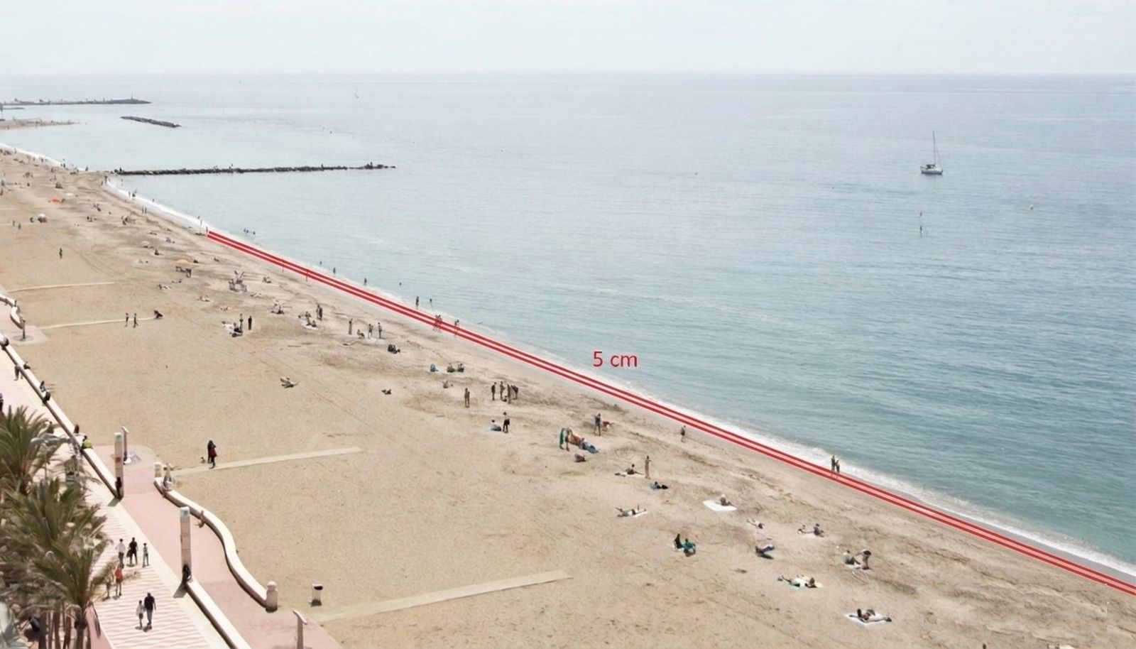 La línea roja muestra de forma aproximada la subida de unos cinco centímetros del nivel medio del mar registrada en la costa de Almería desde 2006.