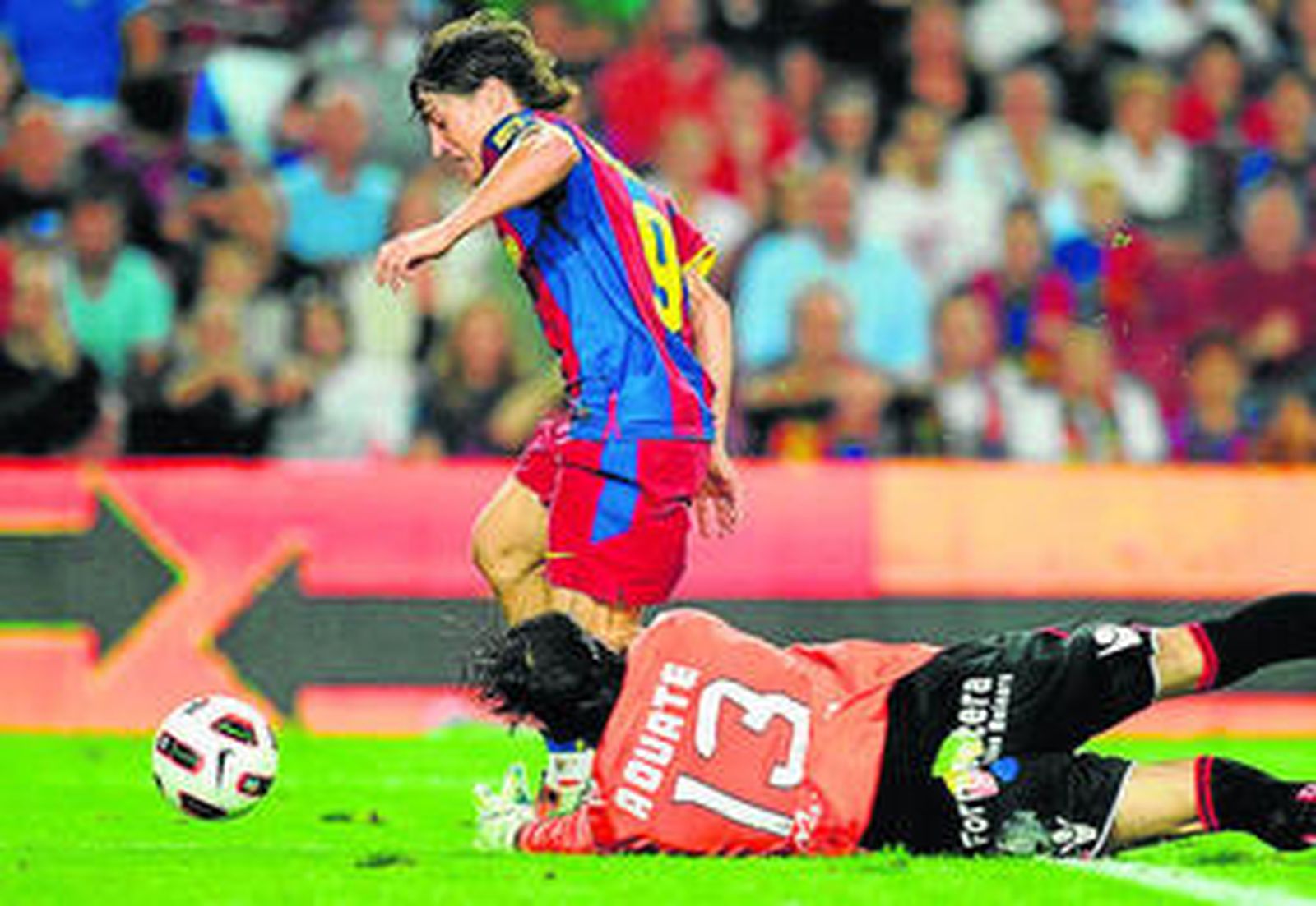 El barcelonista Bojan recorta al portero del Mallorca Aouate.
