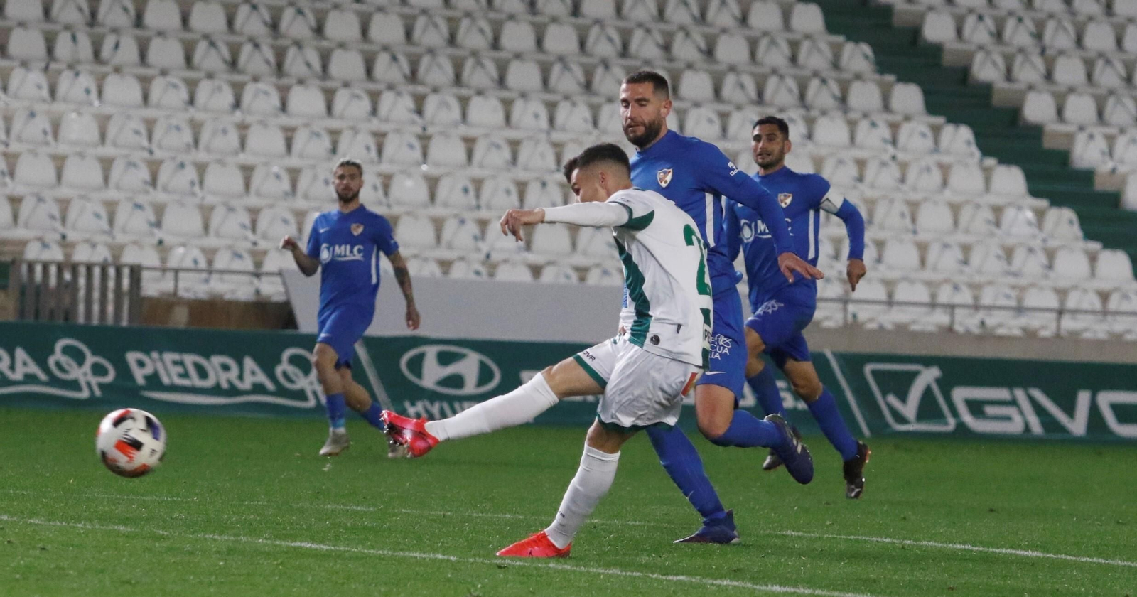 Luismi dispara a gol en la jugada decisiva del partido ante el Linares Deportivo.