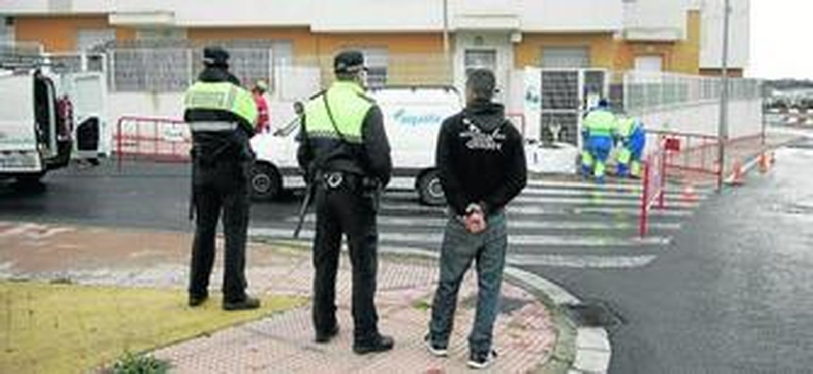 Agentes de la Policía Local supervisan a los operarios de Aqualia cuando procedían al corte de enganches ilegales en viviendas ocupadas para evitar represalias vecinales.