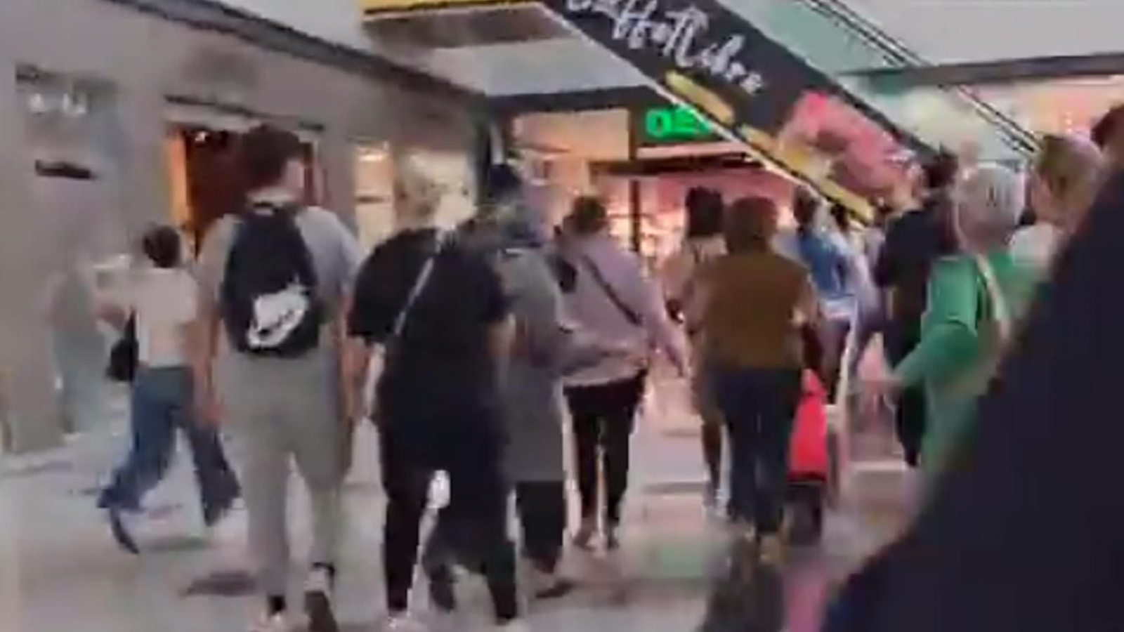 Desalojo del centro comercial Gran Plaza de Roquetas de Mar.