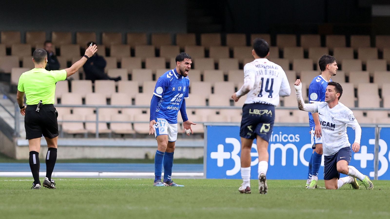 Imágenes del Xerez DFC contra el UCAM Murcia CF en Chapín