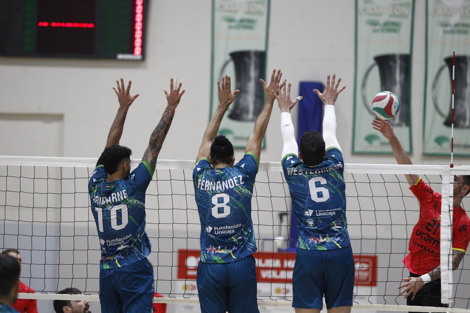 Varios jugadores del conjunto ahorrador realizan un bloque durante el encuentro del pasado fin de semana.