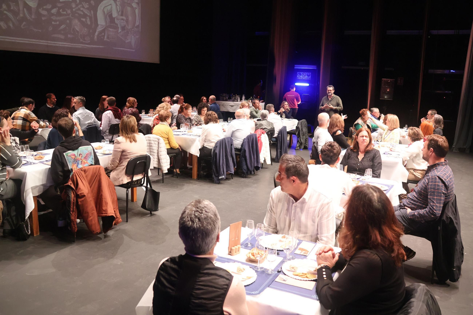 El Ejido degusta la comida típica romana en el Teatro Auditorio Municipal.