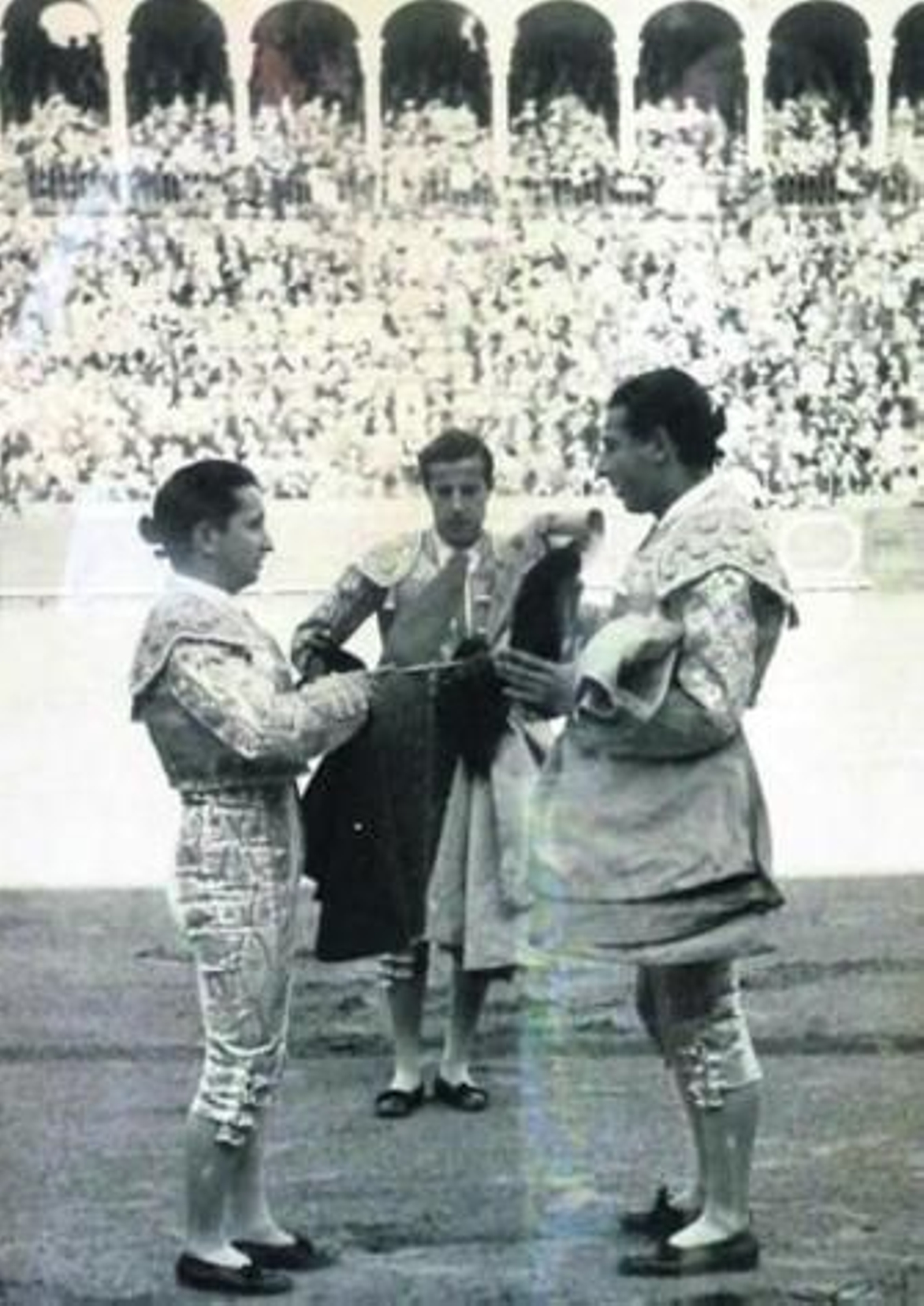 Antonio Ordóñez doctora a Rafael Jiménez 'Chicuelo' en presencia de Manolo Vázquez.