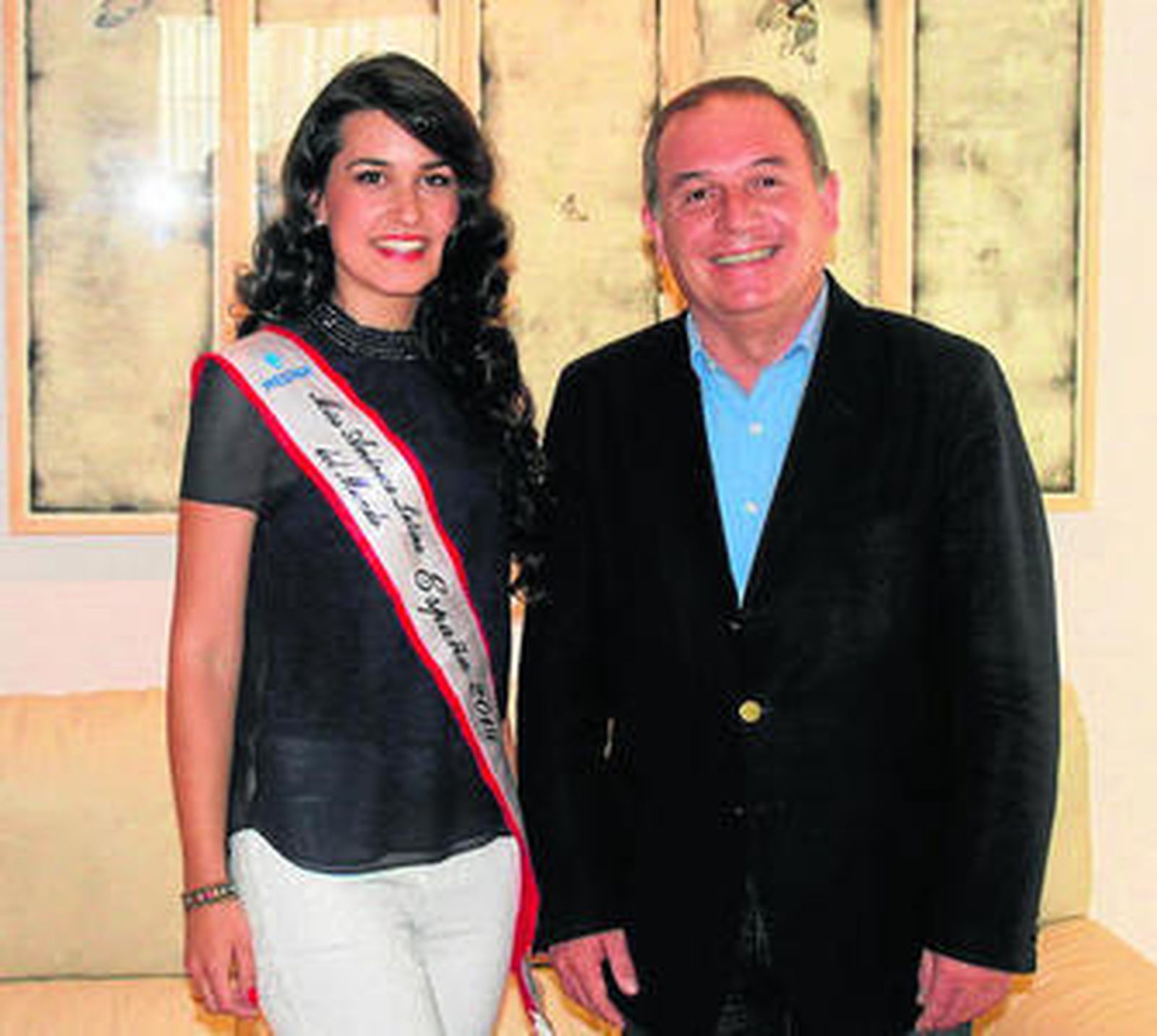 Yanire Ortiz posa junto con Delgado Bonilla.