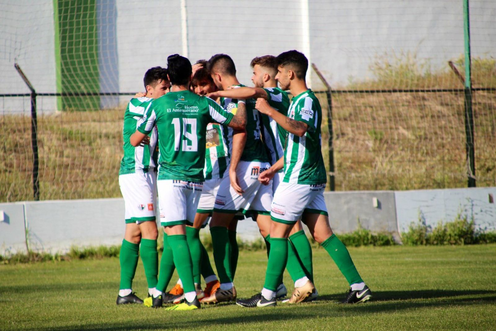 Los jugadores del Antequera celebran un gol esta