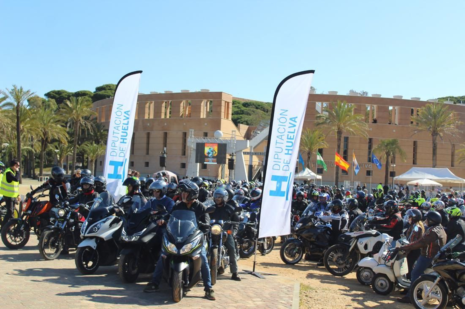Imagen de la concentración motera frente al foro Iberoamericano de La Rábida.