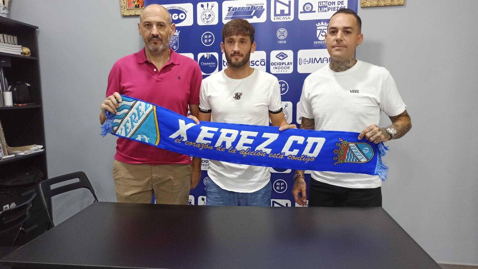 Alejandro Calderón, vocal de la directiva azulina; David Moreno y Miguel Muñoz, de Culture Tattoo.