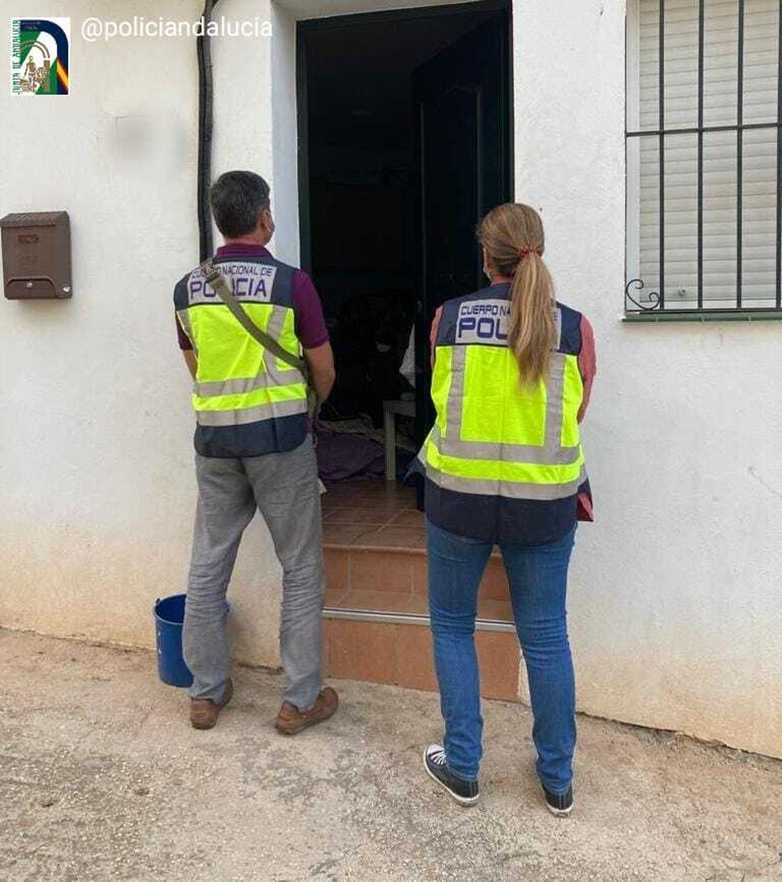 Agentes en la puerta del domicilio familiar.