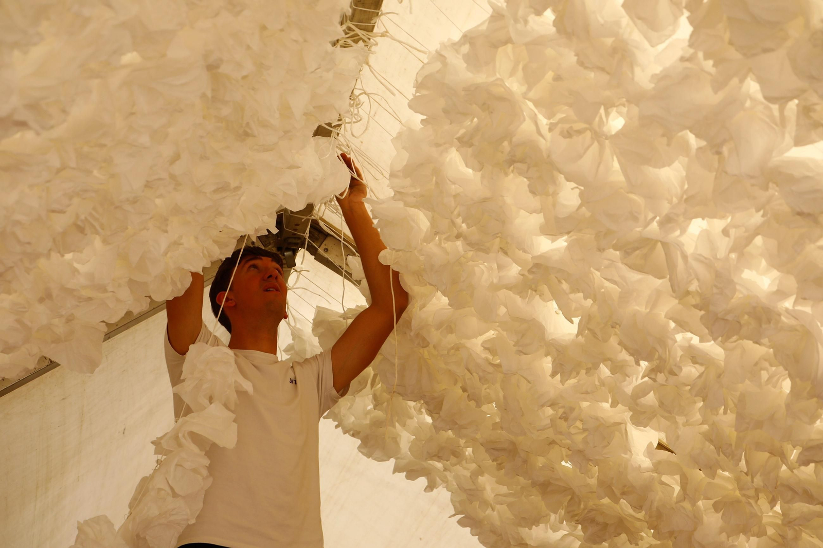 Los preparativos de las casetas de la Feria de Córdoba, en imágenes
