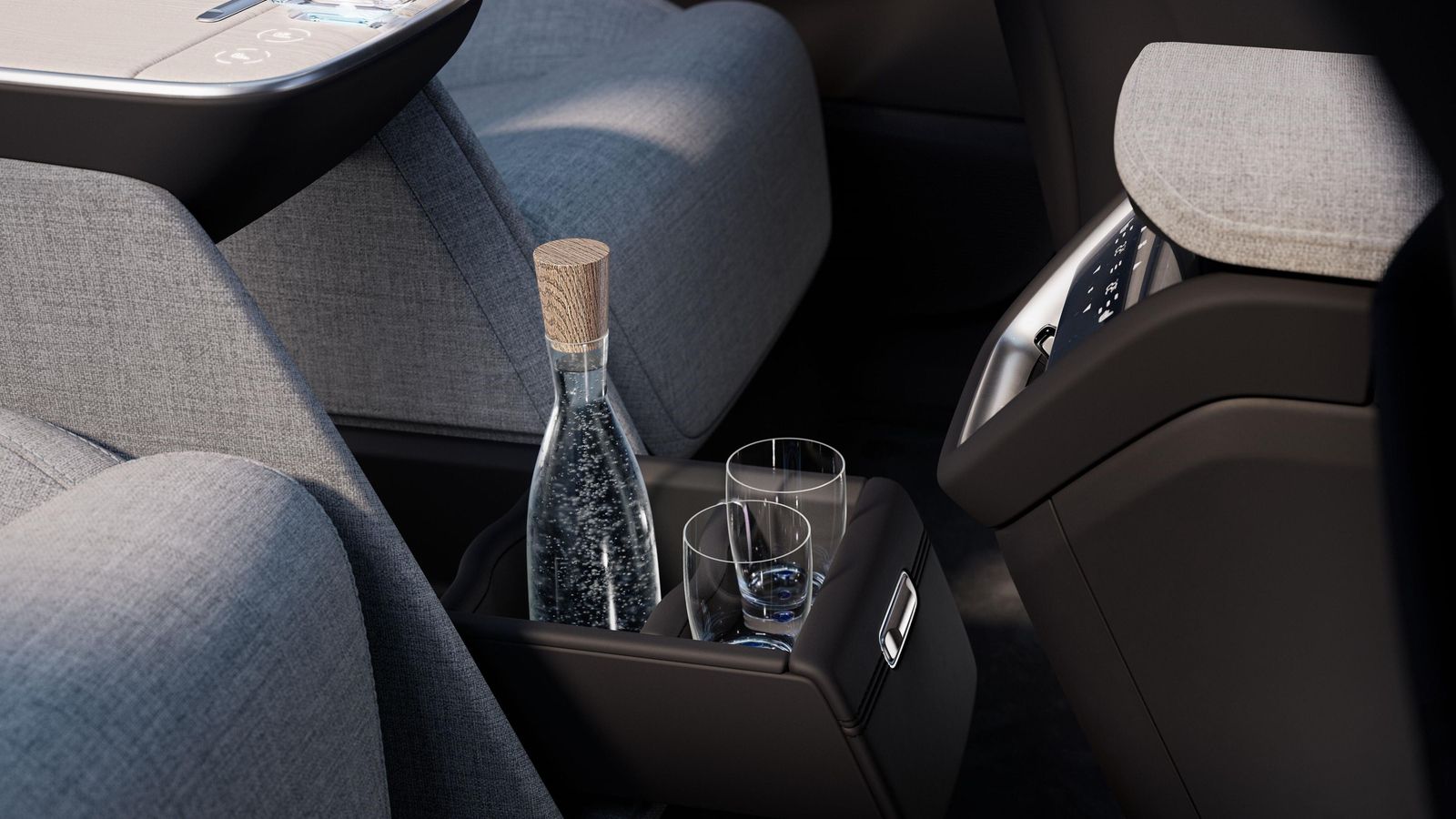 Entre los asientos se disponen una nevera o diferentes sistemas para aumentar el confort de los ocupantes.