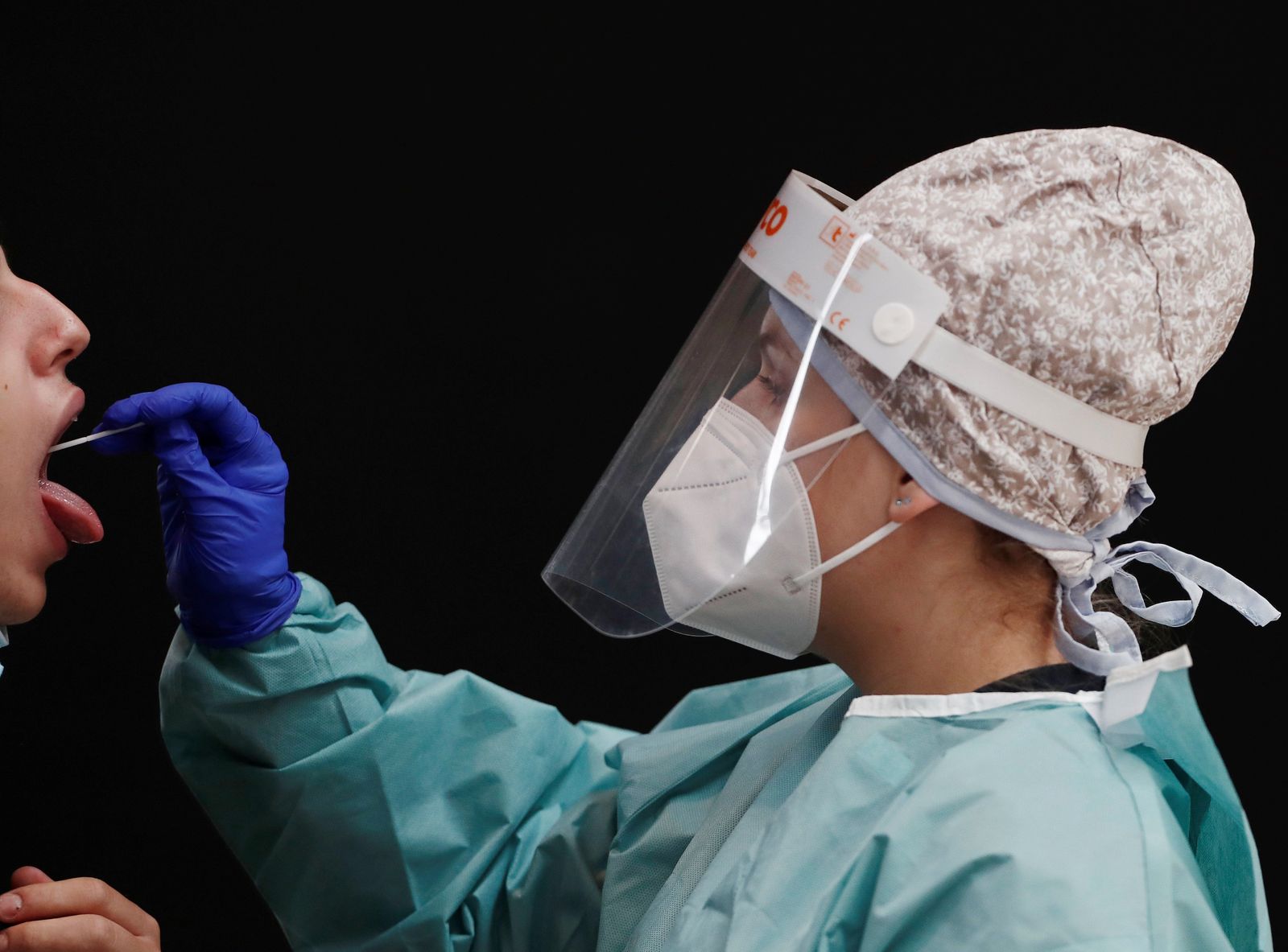 Caos en las  pruebas PCR para los alumnos en las escuelas  deportivas de Motril (Granada)