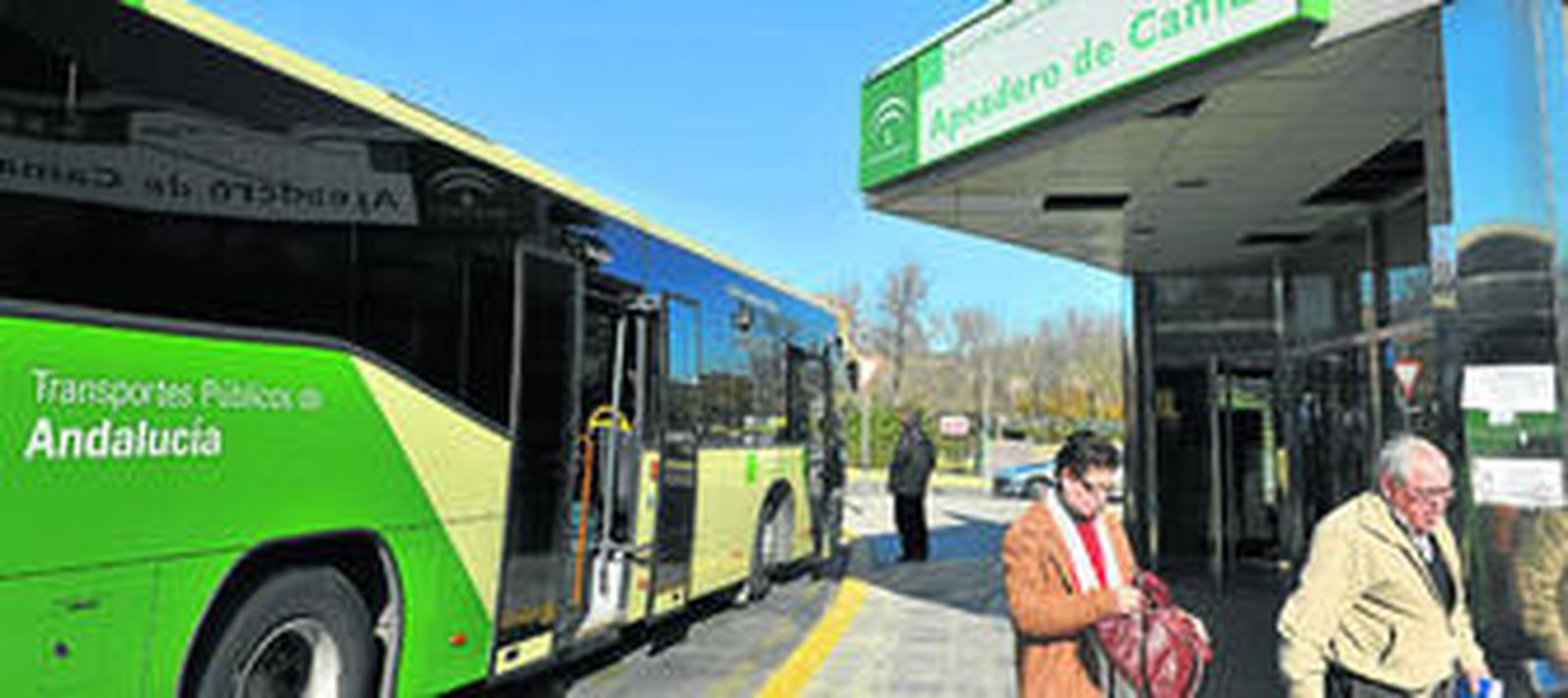 Un autobús del Consorcio de Transportes Metropolitanos del Área de Sevilla en el apeadero de Camas.