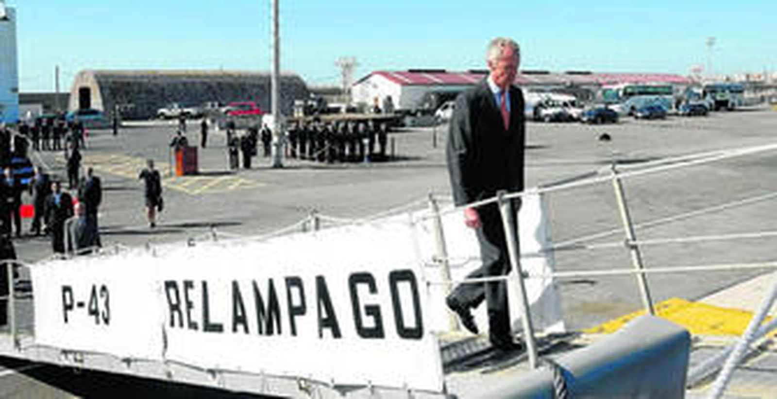 El ministro Morenés, en la Base de Rota durante la ceremonia de entrega del tercer BAM de la primera serie, el 'Relámpago'.