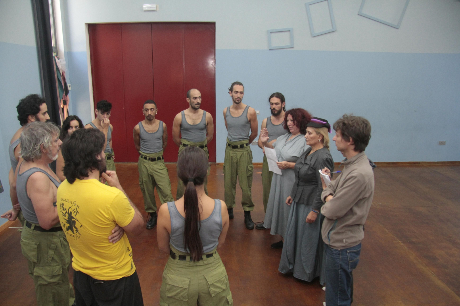 Cuadrelli y Maite Lozano, ayer, en uno de los últimos ensayos en la nave de Viento Sur.