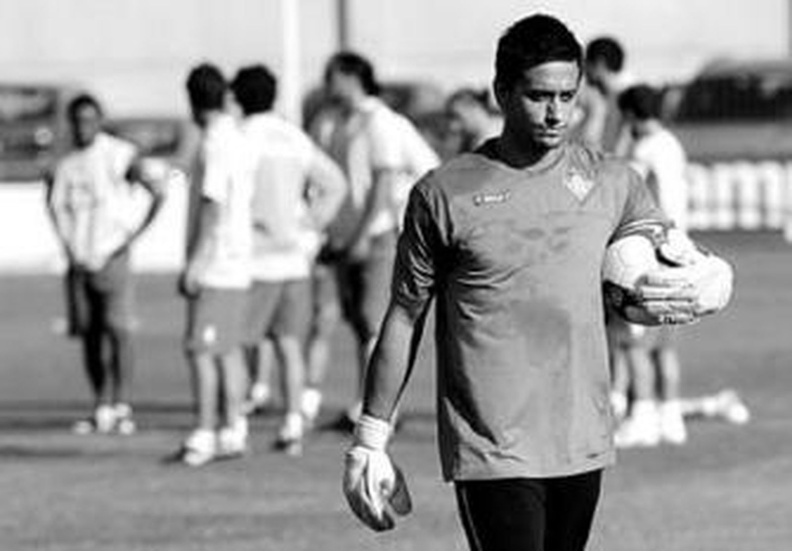 Casto agarra el balón mientras se dirige a la portería.