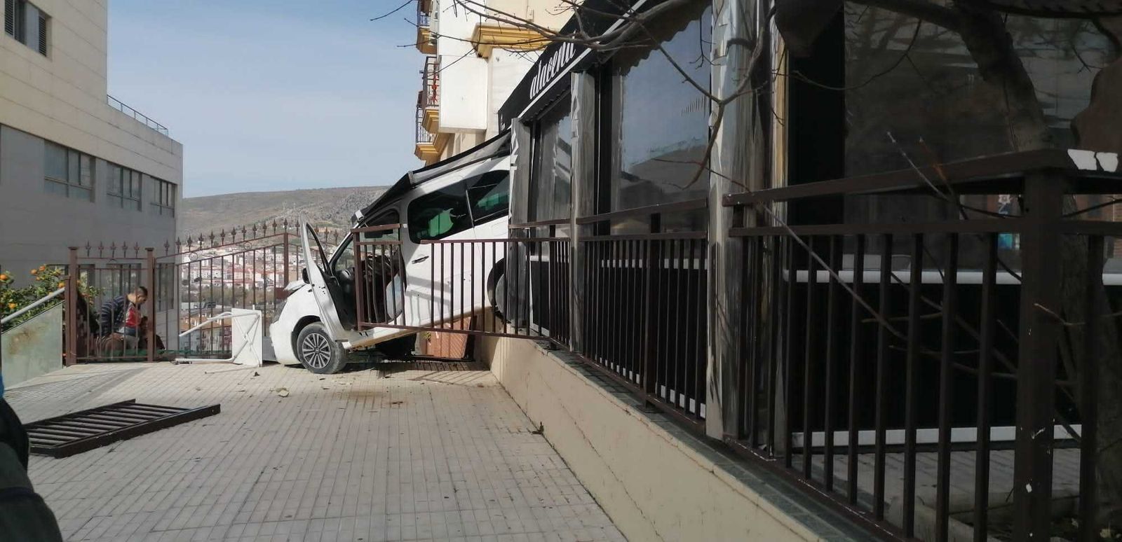 Una furgoneta se estrella contra un restaurante en Loja (Granada) y atraviesa toda la terraza