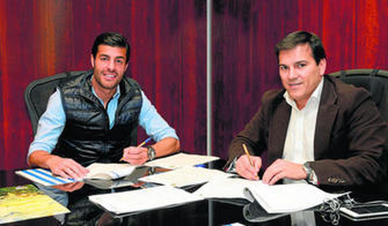Miguel Torres y Vicente Casado firman los documentos del nuevo contrato.