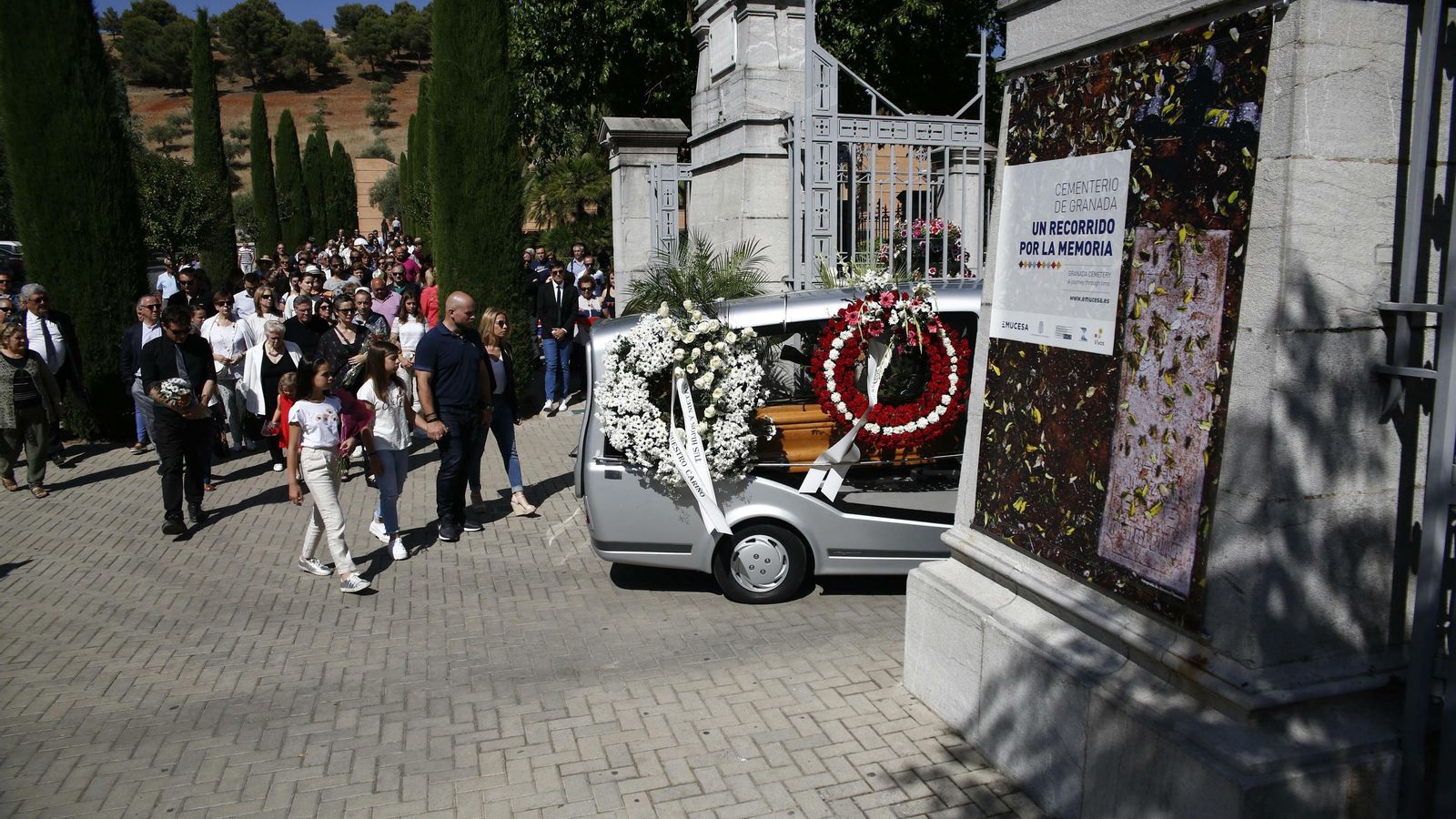El coche funerario entra en el cementerio granadino.