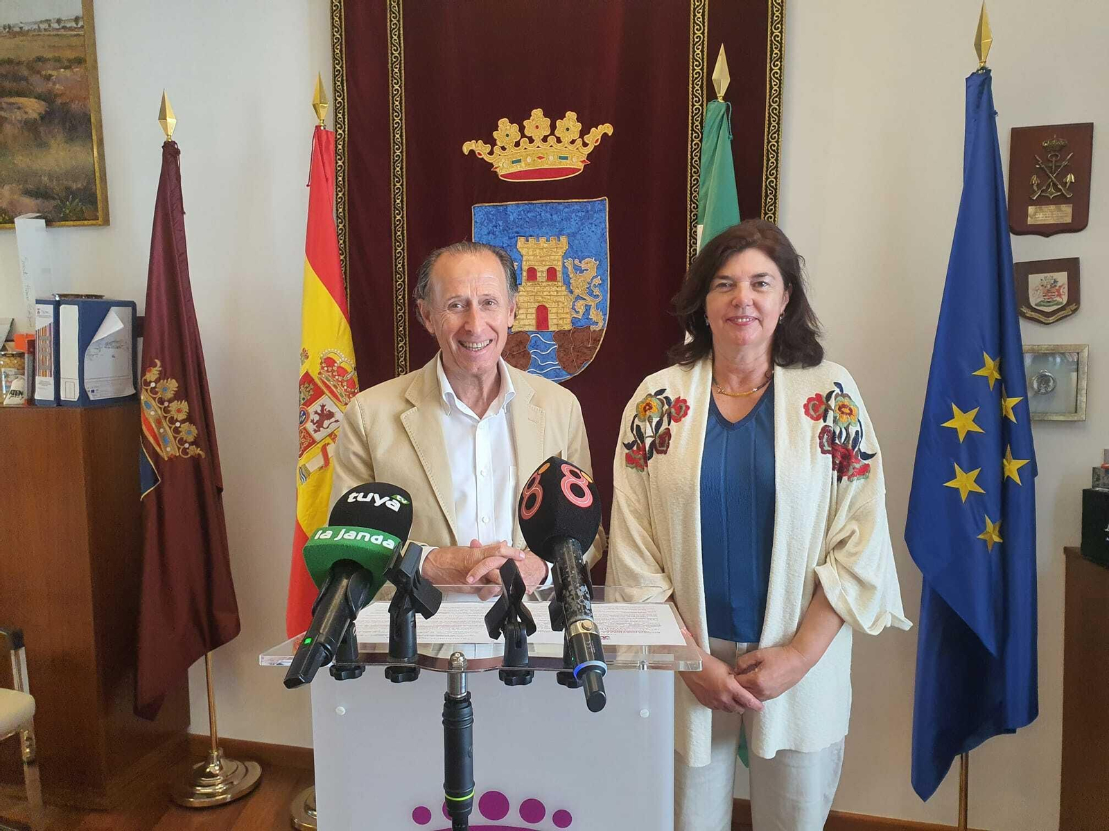 El alcalde de Chiclana, José María Román, y la delegada municipal de Turismo, Pepa Vela, en rueda de prensa.